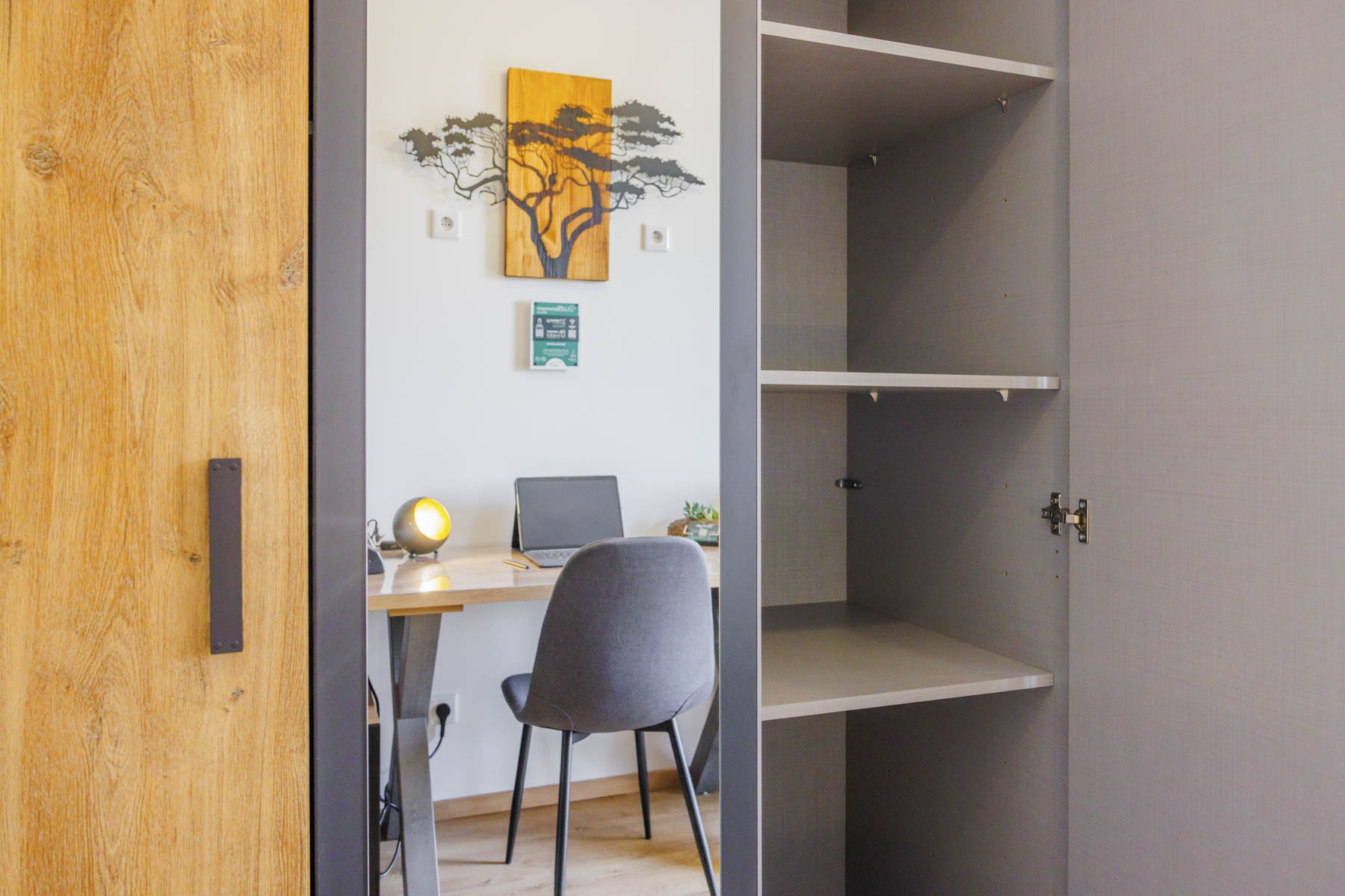 Großer Schrank mit viel Stauraum im Zimmer