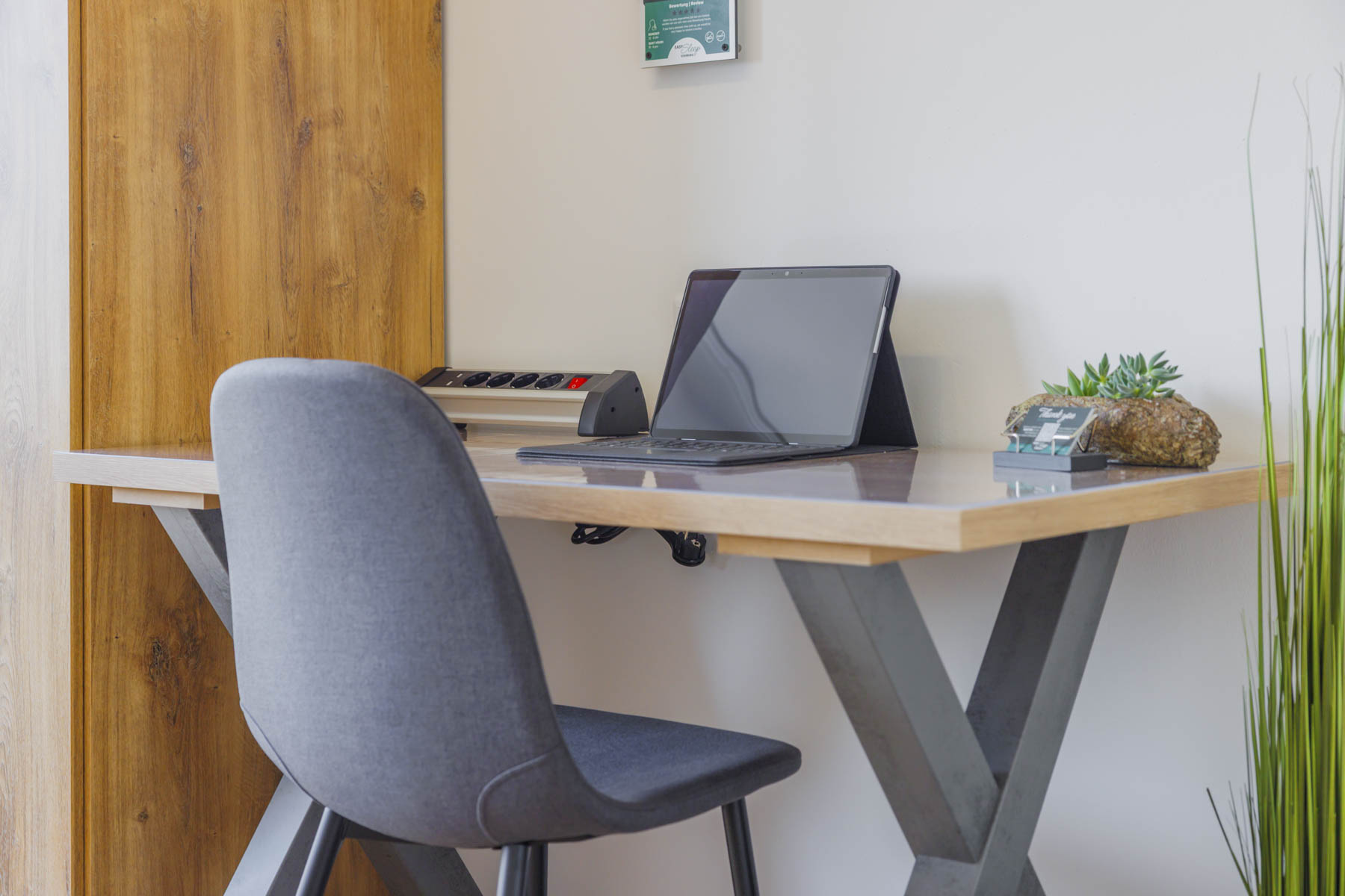 Persönlicher Schreibtisch für konzentriertes Arbeiten in Unterkunft