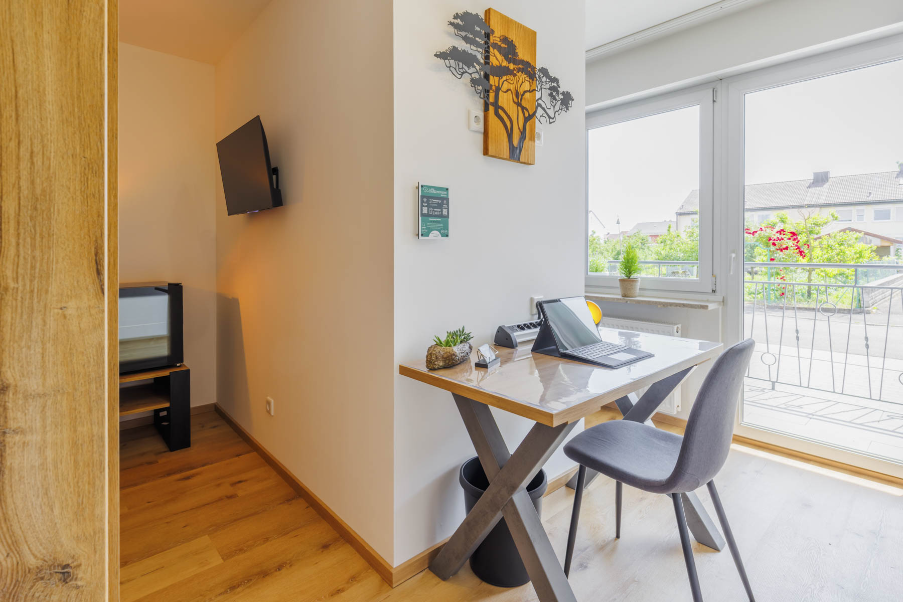 Schreibtisch im Einzelzimmer zum konzentrierten Arbeiten in der Unterkunft